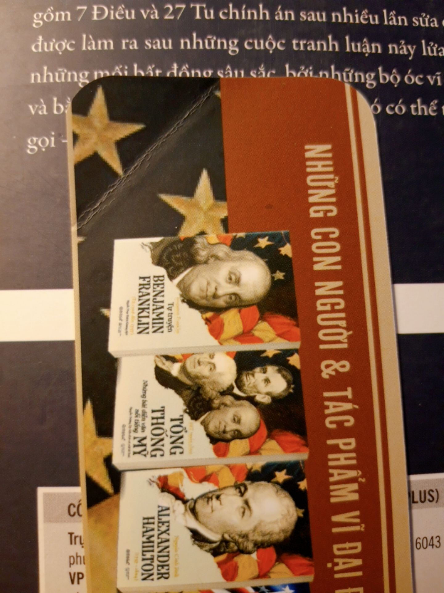 Bìa nhìn hơi cũ, mép sách bị cong, bookmark bị gập, nhìn khó chịu lắm. Mong Tiki giữ sách cẩn thận hơn.