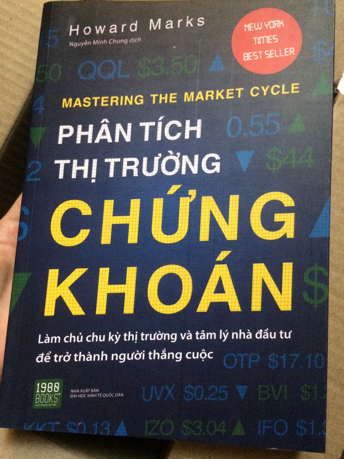 Dịch nhưng tiki giao hàng khá nhanh, cảm ơn tiki và các shipper đã cố gắng giao hàng đến cho người dùng. 
Cuốn sách mình nhận được hơi cũ, bìa có vết trầy xước và phần gáy trên bị dập. Mong tiki sẽ khắc phục vào những lần sau