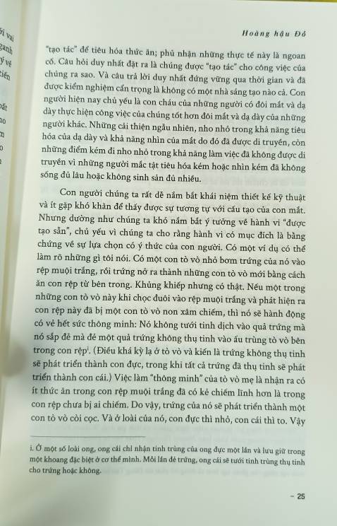 Mình là người có đạo vì vậy khi đọc vào phần giới thiệu tác giả đã nói thẳng "những người tin vào Đấng sáng tạo thì tác giả đành trân trọng giã biệt" thì mình đã thấy sai lầm khi mua quyển này rồi, nếu mình đọc được câu này thì mình đã không mua. Tác giả nói những thứ như mắt, dạ dày... là "tạo tác" mà lại cho rằng không có Đấng sáng tạo ra những thứ đó thì thật là phi lý!