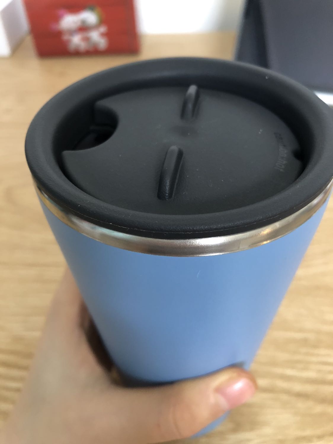 Chất lượng tốt, giữ nhiệt ổn, có lưới lọc trà mình rất thích vì mình dùng để pha trà uống buổi tối. Nắp ly thì không chống rỉ nước đâu nên bạn nào hay mang đi lại nhiều thì nên mua loại bình có nắp chống rò, còn loại này thiết kế để dùng tại chỗ giống như cái ly nên với mình oke lắm. Màu xanh cũng đẹp.