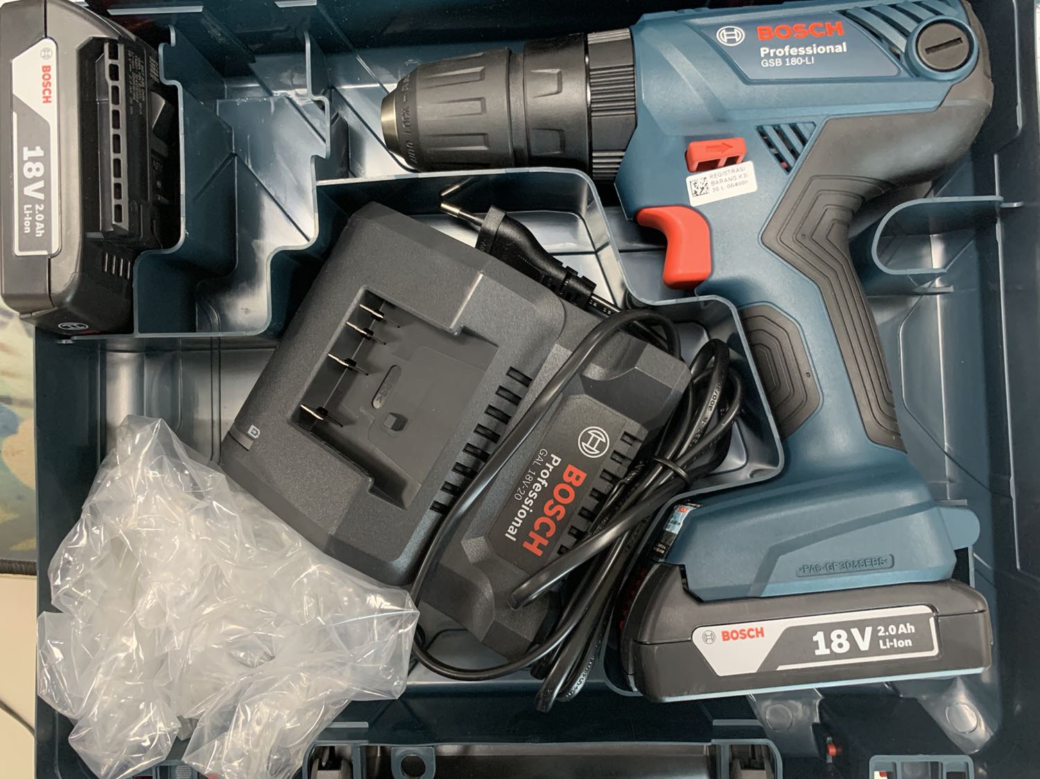 Giao hàng nhanh. Đúng hàng bosch made in malaysia. Hai pin một thân máy một đế sạc