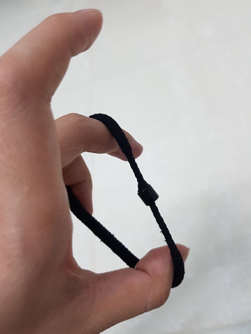 Chỉ được cái hộp dày và cứng, còn chất lượng dây buộc cực kỳ tệ.
Chỉ kéo ra chưa kịp buộc đã bung keo.