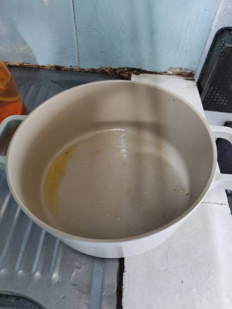 Mới nhận hàng đúng bữa cơm, có ngay món trứng chiên. Nồi gọn nhẹ, nắp đậy silicon êm dễ chịu.