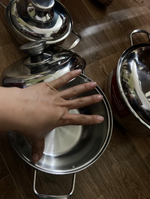 Chất liệu inox, với giá tiền gần 400k đã trừ khuyến mại cho 3 nồi thì chấp nhận được.
Ai muốn bộ dày thì nên mua loại giá cao
