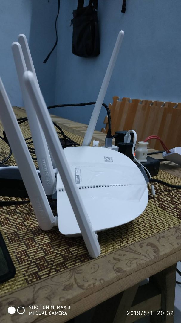 tiki giao hàng đúng thời gian, sản phẩm đóng gói vào bọc kỹ, chất lượng khá ổn, *** cả 2 sóng 2.4ghz và 5ghz đều được, sóng 5ghz với điện thoại có hỗ trợ wifi chuẩn ac khá tốt. giao diện trang quản lý có tiếng việt. chỉnh và giới hạn giờ trẻ em kết nối được. lập lịch khởi động lại