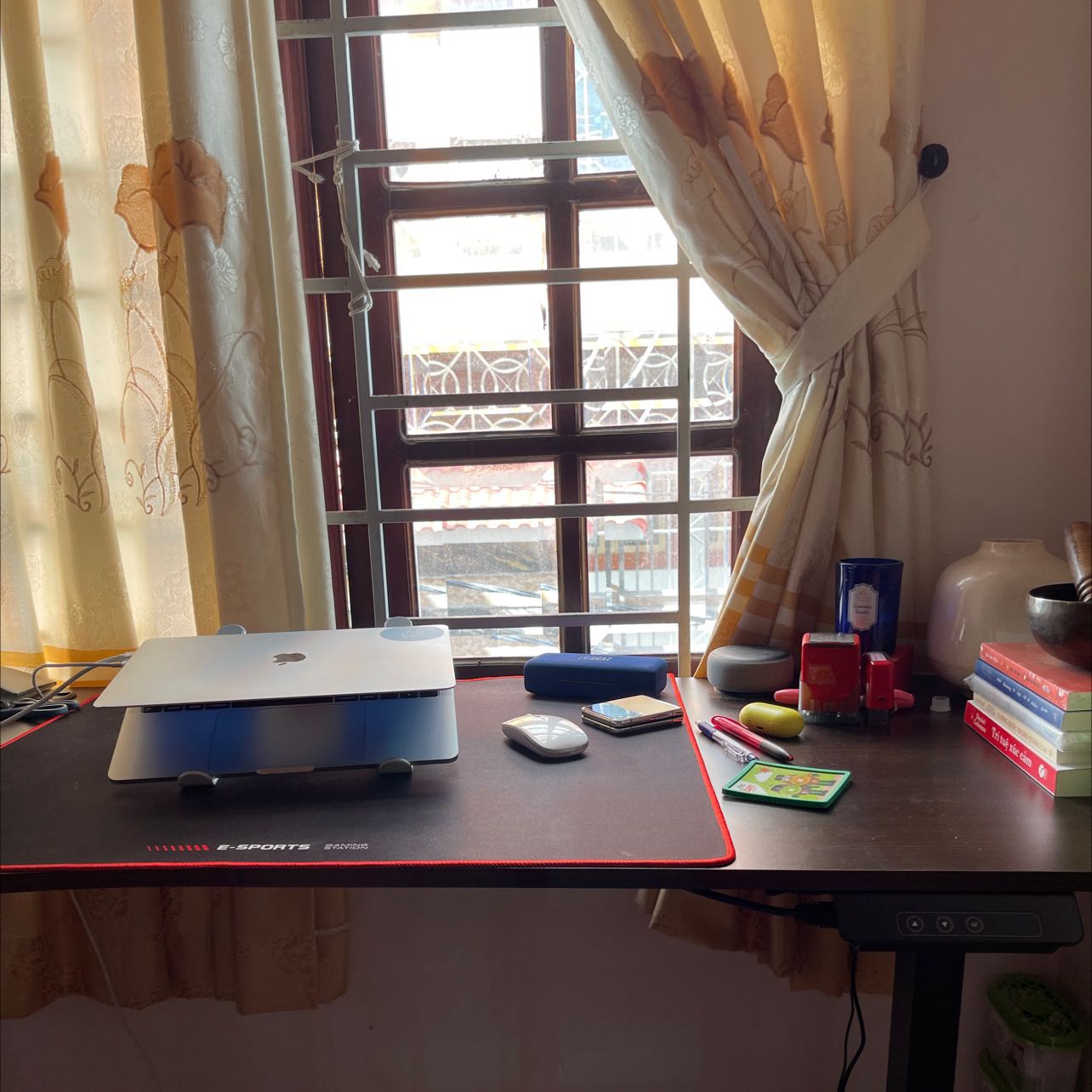 Bàn đẹp, lắp đặt hơi cực xíu, cần 2 người cùng lắp nhé khoảng 1 tiếng loay hoay. Nặng lắm, chắc chắn. Giao khá nhanh. Để đc nhiều đồ Bàn đẹp, lắp đặt hơi cực xíu, cần 2 người cùng lắp nhé khoảng 1 tiếng loay hoay. Nặng lắm, chắc chắn. Giao khá nhanh. Để đc nhiều đồ