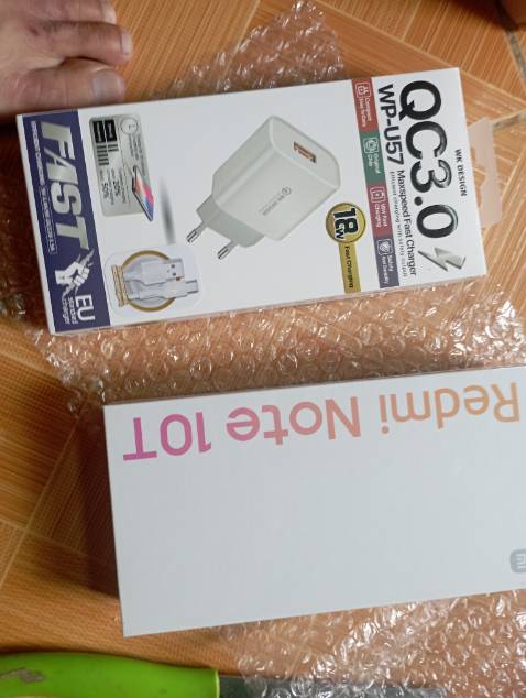 Hàng chính hãng, nguyên hộp, mới 100%. Máy Nhật có nhiều cái thú vị, hộp mỏng dính, không cáp sạc nhưng được tặng ốp lưng, có 2 sim 1 sim vật lý 1 sim điện tử, có công nghệ 5G, có kháng nước IP 68
Nói chung là tuyệt vời trong tầm giá.
Mua hàng TIKI từ rất lâu rồi, bây giờ mới tải app lại và sử dụng ạ