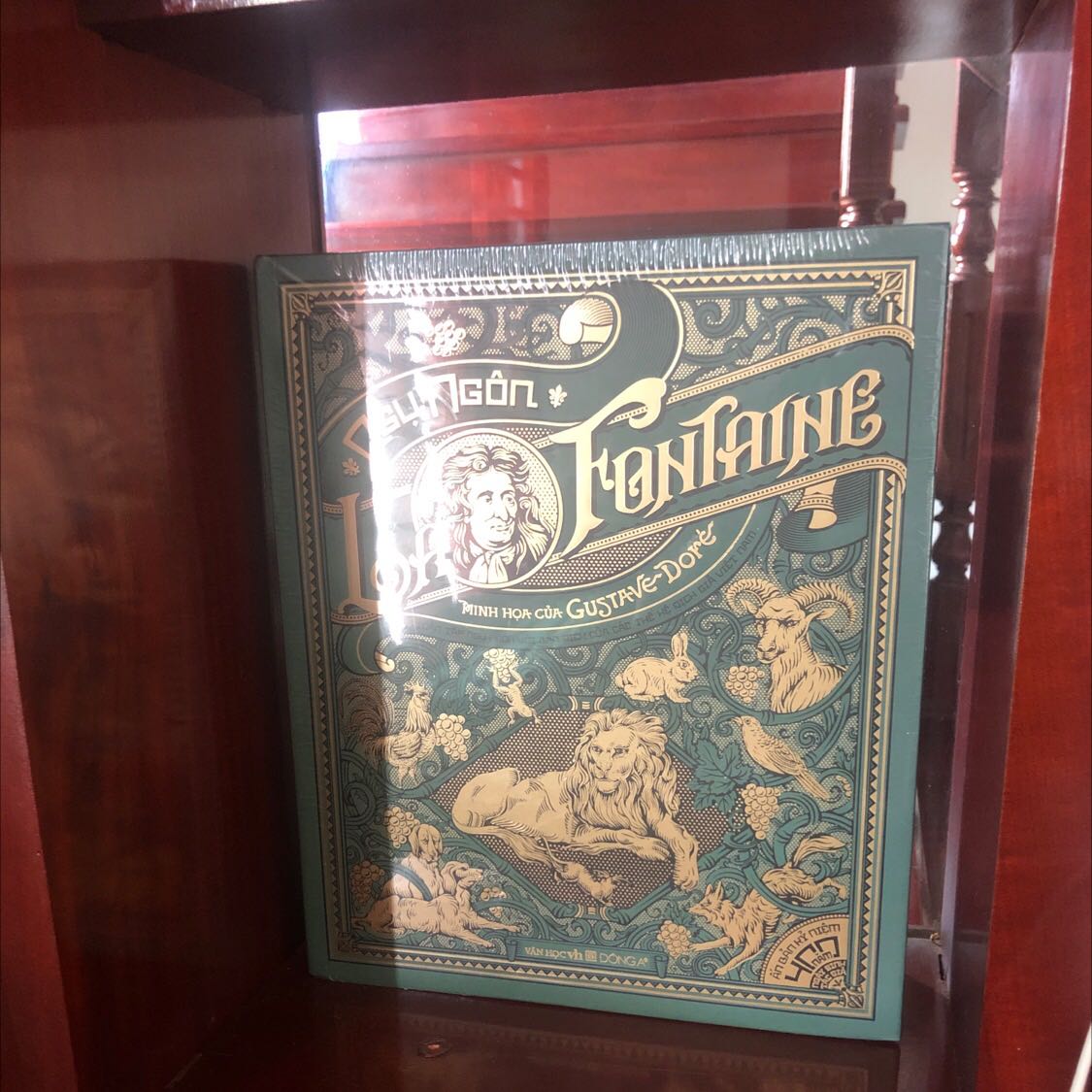 Sách đẹp, sách được bọc kỹ, vận chuyển nhanh, hơi tiếc màng ninon bảo vệ mặt sau bị rách chút ít