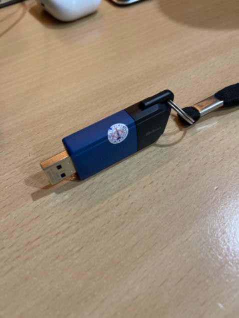 Tốc độ đọc/ghi tạm ổn, giao hàng nhanh, đóng gói kỹ lưỡng, vỏ ngoài bằng nhựa cứng cảm giác chắc chắn, nhưng chịu lực va đập hơi kém, thiết kế móc gắn khoá chưa được tiện dụng thoải mái, rất khó treo móc chống thất lạc