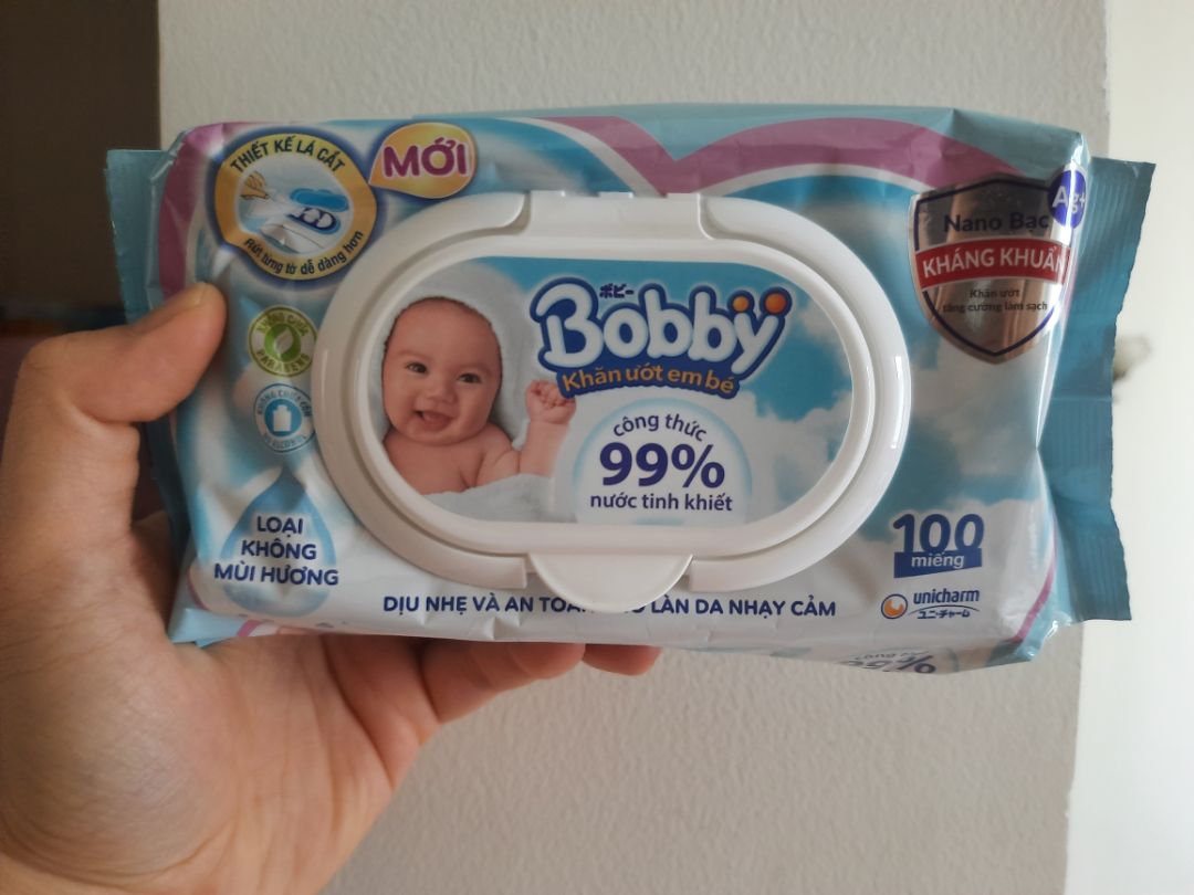 Hàng đúng như thông tin mô tả. Đóng gói kỹ càng, đag trong mùa dịch mà cũg có đc hàng để xài. Mình chân thành xin cảm ơn đội ngũ tiki đã hỗ trợ.

Khăn giấy bobby thì k có j p bàn cả, sang, sịn, mịn, an toàn và mỏng là những j mình có thể nhận xét về loại khăn giấy này.

Điểm trừ là giá thành hơi cao, so với những sản phẩm khăn giấy ướt cùng loại. 

Nếu mua khăn giấy bobby nên mua bên nhà bán hàng tiki vì tiki giá cao hơn nhà bán khác nhưng được cái đôi lúc có hỗ trợ phí ship, nên chỉ hơi chênh lệch 1 ít so với những nhà bán còn lại.

Tổng kết: 90/100.

Ai đọc lướt quá bình luận thì cho mình xin 1 subcribe cho kênh youtube AIOChannel (logo với phông nền xanh nhạt, chữ O tròn đỏ có chữ A màu xanh đi kèm)

Mình xin thành cảm ơn nhiều nhiều.