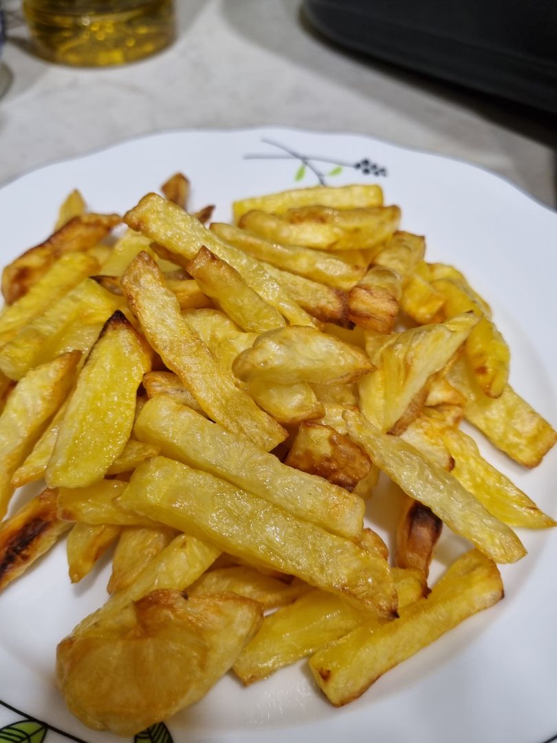 + Nồi khá to bạn nào có gian bếp nhỏ thì nên cân nhắc. Bù lại thiết kế đẹp, sang trọng, hiện đại, bề mặt ngoài hoàn thiện khá tốt nhựa bóng dễ lau chùi. Tuy nhiên khi mở lồng chiên ra thì phần nhựa bên trong hơi thất vọng vì độ hoàn thiện kém, nhựa thừa nhiều. So với Philips độ hoàn thiện 7/10. 
+ Lồng chiên rất rộng rãi, thoải mái, gà nguyên con tầm 1.5-1.8kg mình nghĩ không thành vấn đề. Tuy chỉ có cái vĩ không có tay cầm nên chiên xong phải gắp ra nên hơi bất tiện so với nồi Philips. 
+ Mua có chức năng hấp là quyết định đúng đắn. Trước khi chiên nướng hấp sơ qua thực phẩm sẽ mềm mọng bên trong hơn so với chiên không dầu thuần túy. Ngoài ra dùng chức năng hấp vệ sinh nồi rất tiện luôn, vệ sinh xong lau lại bằng khăn ẩm là xong. 
+ Mình đã chiên thử mẻ khoai tây đầu tiên thành công ngoài mong đợi. Thành phẩm vàng ươm, giòn ngoài, trong mềm xốp không hề bị khô. 1/2 kg khoai tây xắt sợi dầy mình chiên trong 24 phút, nhiệt độ 200, sau 8 phút thì đảo đều lên một lần (đảo tổng cộng 2 lần). Trước khi chiên dùng bao tay xoa đều một chút xíu dầu ăn (1/2 mcp) khoai sẽ mướt đẹp.
+ Mình mua sau giảm giá khoảng 2tr475 tặng kèm thùng gạo (giao sau). + Nồi khá to bạn nào có gian bếp nhỏ thì nên cân nhắc. Bù lại thiết kế đẹp, sang trọng, hiện đại, bề mặt ngoài hoàn thiện khá tốt nhựa bóng dễ lau chùi. Tuy nhiên khi mở lồng chiên ra thì phần nhựa bên trong hơi thất vọng vì độ hoàn thiện kém, nhựa thừa nhiều. So với Philips độ hoàn thiện 7/10. 
+ Lồng chiên rất rộng rãi, thoải mái, gà nguyên con tầm 1.5-1.8kg mình nghĩ không thành vấn đề. Tuy chỉ có cái vĩ không có tay cầm nên chiên xong phải gắp ra nên hơi bất tiện so với nồi Philips. 
+ Mua có chức năng hấp là quyết định đúng đắn. Trước khi chiên nướng hấp sơ qua thực phẩm sẽ mềm mọng bên trong hơn so với chiên không dầu thuần túy. Ngoài ra dùng chức năng hấp vệ sinh nồi rất tiện luôn, vệ sinh xong lau lại bằng khăn ẩm là xong. 
+ Mình đã chiên thử mẻ khoai tây đầu tiên thành công ngoài mong đợi. Thành phẩm vàng ươm, giòn ngoài, trong mềm xốp không hề bị khô. 1/2 kg khoai tây xắt sợi dầy mình chiên trong 24 phút, nhiệt độ 200, sau 8 phút thì đảo đều lên một lần (đảo tổng cộng 2 lần). Trước khi chiên dùng bao tay xoa đều một chút xíu dầu ăn (1/2 mcp) khoai sẽ mướt đẹp.
+ Mình mua sau giảm giá khoảng 2tr475 tặng kèm thùng gạo (giao sau).