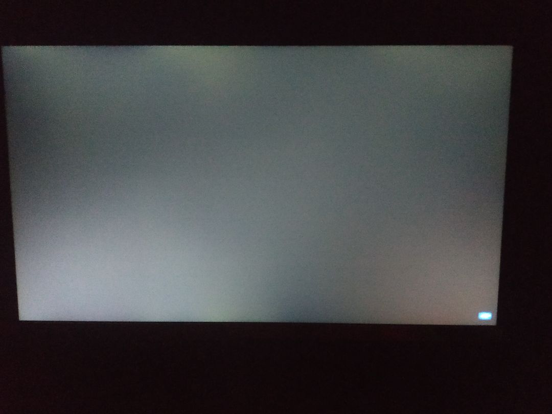 Mình lại lần nữa mua trúng màn bị lỗi hở sáng. 
Thực sự trước đó mình có thấy nhiều nhà cung cấp khác chỉ bán dưới 3 triệu, nhưng mình vẫn không mua, vì mình tin tưởng tiki trading nên quyết định đợi. Tiki trading lúc đó bán tới 3.288.000₫. Mình nhớ rất rõ vì mình canh tiki sale màn hình này từng ngày để mua mà. Rồi hôm qua tiki cuối cùng cũng sale còn 2.9***₫ mình rất vui, liền vào đặt mua ngay. 

Và rồi khi hôm nay mình nhận được màn hình vẫn bị lỗi hở sáng như màn LG lần trước, mình biết đây là lỗi đặc trưng của màn IPS, nên mình cũng không thể trách tiki hoàn toàn được, chỉ là mình hơi thất vọng vì cách tiki không chèn thêm xốp bên ngoài thùng vào mà chỉ bọc mỗi màng PE. Nhưng được cái là thùng hàng có vẻ mới và chỉnh chu hơn đợt mình mua màn LG của nhà cung cấp không phải tiki trading.
Và dù biết đây là lỗi thường có nhưng mình vẫn không chấp nhận được cái màn hình bị hở sáng như thế.
Nó còn làm mình có cảm giác khi nhìn kỹ vào một ảnh chỉ có một màu cụ thể như: xanh, đỏ,... cảm giác như nó không đều màu ấy, với lại mình cảm thấy màu của màn hình samsung này không rực rỡ bằng màn hình LG lần trước mua.
Mình không hài lòng về màn hình này, đổi đi đổi lại cũng rườm rà, lấy ra rồi lại phải đóng vô thật cẩn thận, còn phải chờ người tới lấy, chờ người giao hàng/trả tiền lại nữa. Riêng cái việc lần trước đổi màn hình LG đến lần thứ hai mà cái màn nó còn hở sáng nặng hơn lần đầu đã tạo cho mình cảm giác phải dè chừng khi đổi hàng, nên lần này mình muốn hoàn tiền lại. 

Và mình cũng không khuyến khích những ai gặp trúng hàng lỗi nhưng lại ngại phải đổi trả, cuối cùng giữ lấy thiệt hại về mình, làm như vậy chỉ khiến cho những nhà cung cấp trục lợi mà tẩu tán được hàng lỗi thôi, huống hồ tiki có chính sách bảo vệ người dùng rất tốt, khi được xác minh là bị lỗi sẽ cử người đến thu hồi hàng cho bạn, ra bưu điện gửi trả lại hàng cũng không mất phí giao, không như nhiều trang thương mại điện tử khác đã không đến lấy hàng thì thôi còn để người mua trả phí giao nữa, còn nếu bạn cảm thấy những món đó không có bao nhiêu giá trị, và bản thân chấp nhận được khiếm khuyết của sản phẩm đó thì cứ dùng thôi, riêng mình thì không. 
Chỉ là tiki cũng có khuyết điểm là thời gian thu hồi và đổi mới khá lâu, nhanh nhất cũng phải 4-5 ngày cho mặt hàng điện tử.

mình mua qua nhiều mặt hàng trên tiki rồi, từ máy lạnh mình dùng đã gần 4 năm, và tủ lạnh mới mua được vài tháng đều dùng rất tốt. Nên dù đôi khi gặp trúng hàng lỗi, giao sai sản phẩm này kia mình cũng buồn bực lắm nhưng vẫn ủng hộ tiki. Cũng chính vì vậy mà mình viết khá dài, mong rằng tiki sẽ đọc hết và phản hồi cho mình về việc hoàn tiền qua e***, hoặc liên hệ với *** có đuôi ******4109 sớm để giải quyết nhanh chóng cho mình. Mình không muốn tiết lộ *** nên chỉ ghi 4 số đuôi, hy vọng tiki check được qua hệ thống và liên hệ lại, không thì cứ liên lạc qua *** cũng được.
Cảm ơn nhiều nhé.