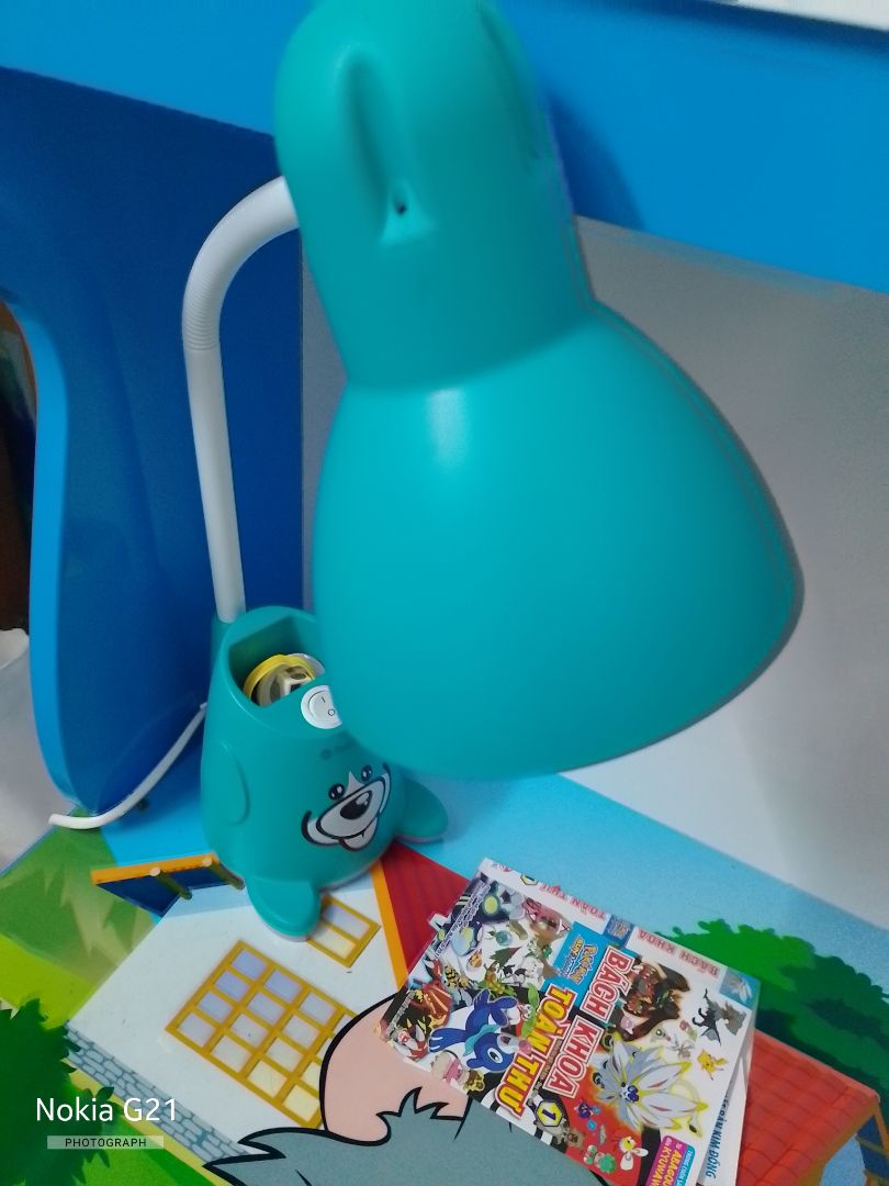 Đèn bàn này ok, thân cao giúp ánh sáng chụp từ trên xuống bé ngồi học đỡ chói mắt.