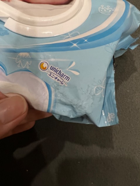 Mua 12 gói mà ko đóng bịch nguyên set như mấy lần trước mình mua, Đóng riêng từng gói lẻ nên trầy móp méo bao bì các góc, nắp nhựa bén hơn mẫu cũ, ko trơn mượt như mẫu cũ, bao bì mẫu mới nhìn dơ, như hàng cũ chắc do thay đổi bao bì nên ko đẹp bằng mẫu cũ. Khăn cũng ko mùi