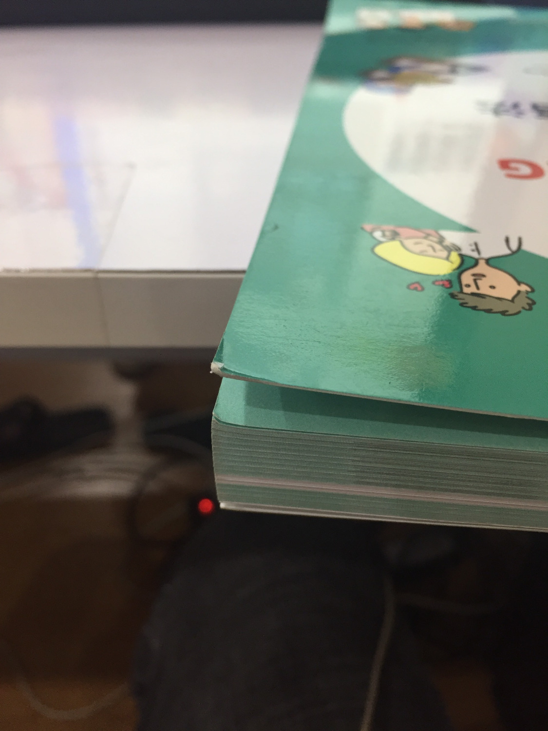 Lần thứ nhất giao cho mình sách đã bị sờn gáy, quăn mép nhưng mà mình đổi trả lại. Ngờ đâu lần 2 vẫn là sách bị sờn gáy :(( Khá là thất vọng. Mình thường xuyên mua sách trên tiki nhưng đây là lần đầu tiên trải nghiệm tệ đến vậy!! Mong là lần sau nhà sách giao hàng hay chọn hàng cho khách thì kiểm tra kĩ một chút ạ