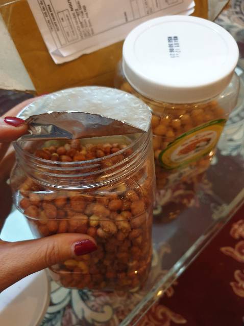 Mua 2 hộp 500g nhưng hộp Đậu phộng tỏi ớt bị bóc dở, cân lại chưa được 400g ( cả hộp). Ko quay video lúc bóc nên ko biết làm thế nào để khiếu lại :( . Vẫn phải công nhận là  ăn hai loại đều ngon, date dài.