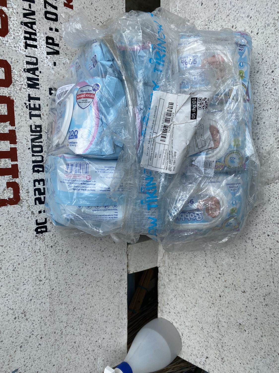 Mua 2 combo thế mà khi nhận hàng thì bị rách bao bì bên ngoài. Ktra lại thì thiếu mất 1 bịch. Do lo xịt khuẩn nên trả tiền vội cho shiper. Đến khi ktra báo lại thì shiper nói đã xác nhận đơn thành công rồi nên k trả lại đc. Phải liên hệ tiki giải quyết. Thấy phiền quá nên nhận cho xong. Thất vọng ghê