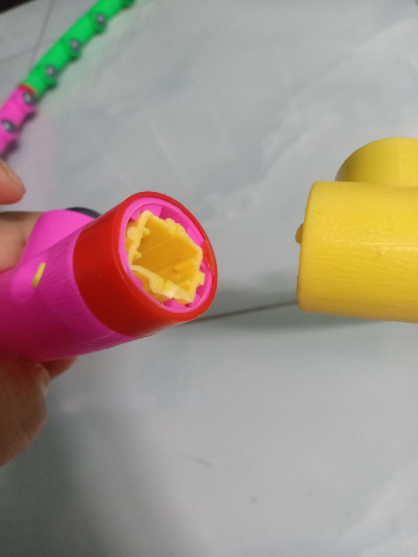 thất vọng, hàng quá kém chất lượng , vừa mới lắc đc vài vòng đầu tiên rơi xuống đã gẫy luôn . rất mong đc hỗ trợ