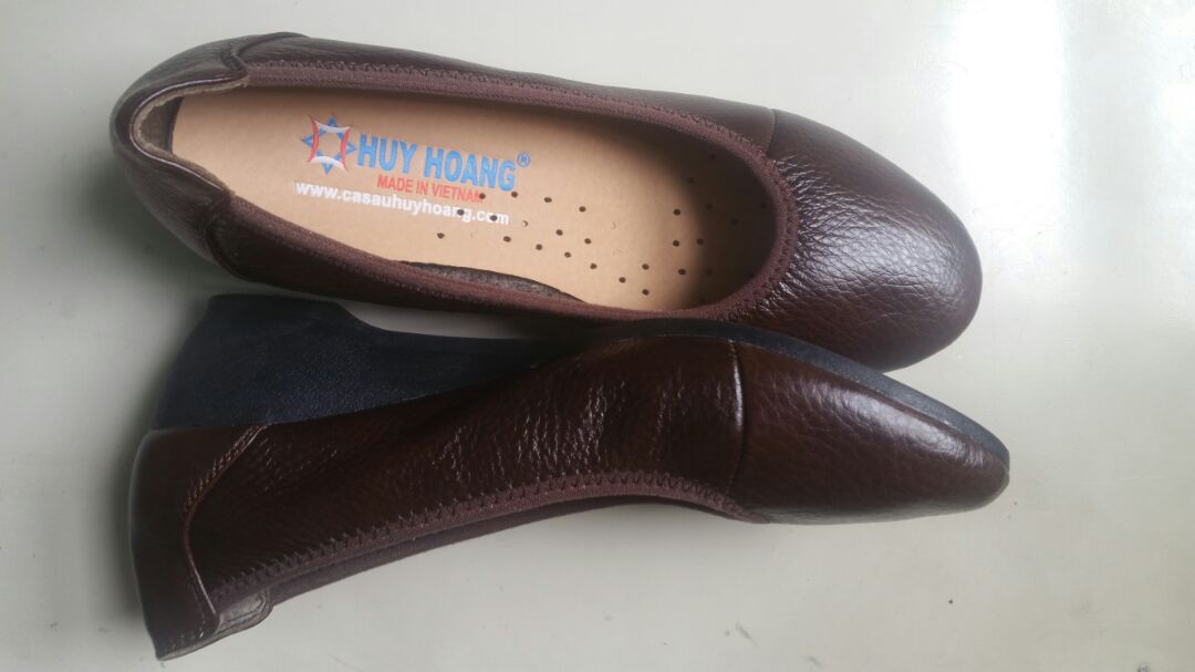 Đường may đẹp, tỉ mỉ. Da mềm, đệm êm, ôm chân đi rất thích, mẫu đơn giản nhưng thanh lịch, sang trọng. Tuy nhiên phần thiết kế bên trong mình nhận có khác so với hình sản phẩm đăng. Shop thay đổi thiết kế mới hay do quên đặt lớp lót bên phần hông giầy vậy? Mình mua đợt giảm giá còn 250k nên như vầy là ổn rồi. Sẽ tiếp tục ủng hộ thương hiệu Huy Hoàng ;-)