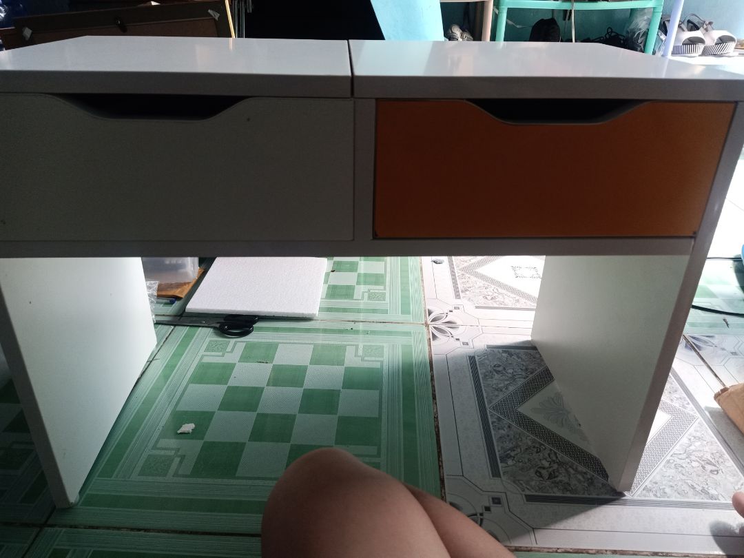 Ngăn kéo bị vào nước => phồng rộp=> do đóng gói không kĩ càng. Góp ý nên đóng gói kĩ vì chất chống nước không bao phủ hết bàn TĐ, vẫn có những phần gỗ lòi ra nên bao, gói kĩ những chỗ như vậy. còn bàn thì tạm được dù hơi xước nhưng phù hợp giá tiền, bảo quản kĩ thì chắc dùng cũng được lâu.