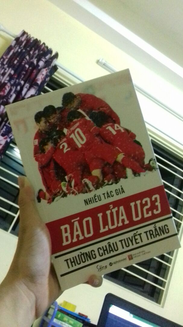 Về chất lượng sách thì mình thấy khá ok,nhất là vì mình mua đúng đợt sale còn 20k. 
Về nội dung thì cuốn sách tập hợp lại những bài báo viết về kì tích của u23 tại Thường Châu. Dù nxb đã cố gắng biên tập thành 3 chủ đề nhưng do có quá nhiều tác giả nên nội dung vẫn chưa thực sự thống nhất 
Cuốn sách vẫn rất đáng mua dành cho ai muốn lưu giữ lại những kí ức về kì tích u23 tại Thường Châu tuyết trắng
