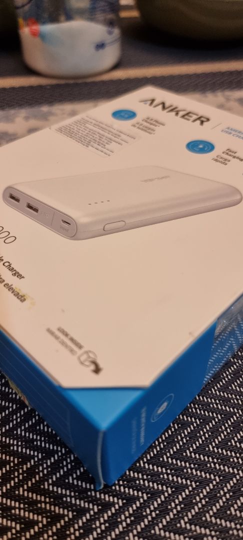 Đóng hộp rất chu đáo cẩn thận. Cục sạc cầm rất chắc tay, lại còn hỗ trợ sạc nhanh. Ngoài ra, trong hộp còn đi kèm bao lưới.