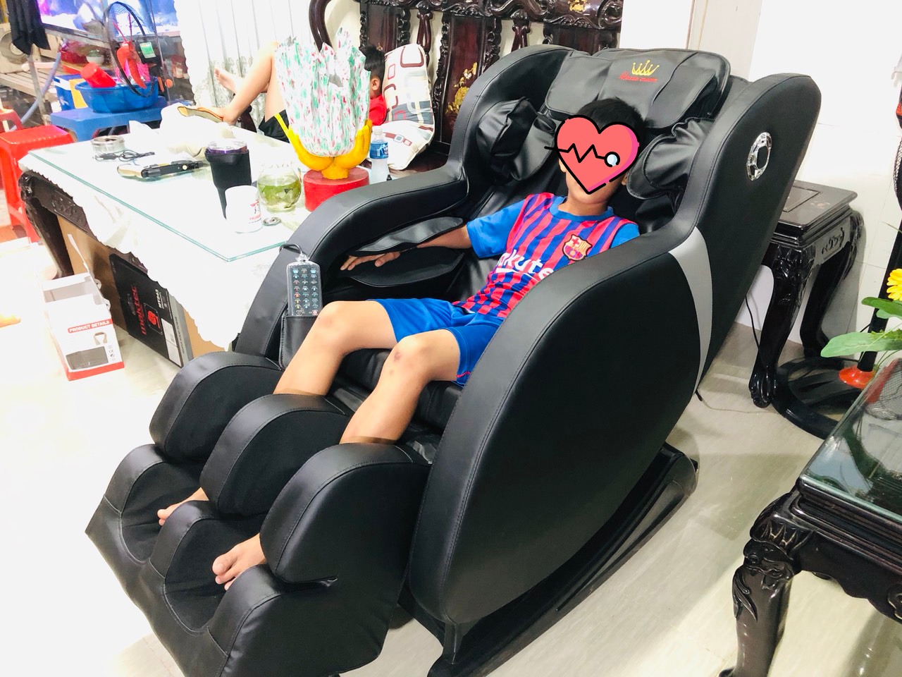 Chiếc ghế này trông giống như một máy biến áp trong hình, nhưng đảm bảo nó hấp dẫn hơn nhiều khi đặt trong phòng khách. Lúc đầu, mình cũng hơi lo lắng vì giá thấp hơn so với các hãng khác, nhưng hóa ra đó là một phần thưởng vì chiếc ghế này đáng giá từng xu. Mình thực sự không thể nói đủ, mát xa rất tốt, tất cả mọi thứ, bao gồm từ cổ, vai, gáy, lưng, mông cả bàn chân. Có thể giữ nó ở chế độ thư giãn và xem tivi. Cậu em hôm đầu kêu hơi đau nhưng giờ cũng thích ngồi miết. 
Sản phẩm được cam kết bảo hành 5 năm, và bảo dưỡng định kỳ từ hãng.
Rất hài lòng. Vote 5 sao cho sản phẩm và dịch vụ của Tiki.