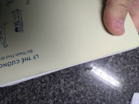 Sách ám ảnh sợ xã hội  không có nilon bọc bên ngoài nên độ hoàn thiện không ổn hơi bị mố một tý nhưng mình bị khó tính với mấy vết đó và hơi bị lệch gáy nên chỉ cho 4 sao còn lại thì có nilon bọc nên sách không bị làm sao 
Nội dung sách thì ok chưa đọc xong nên k đánh giá rõ