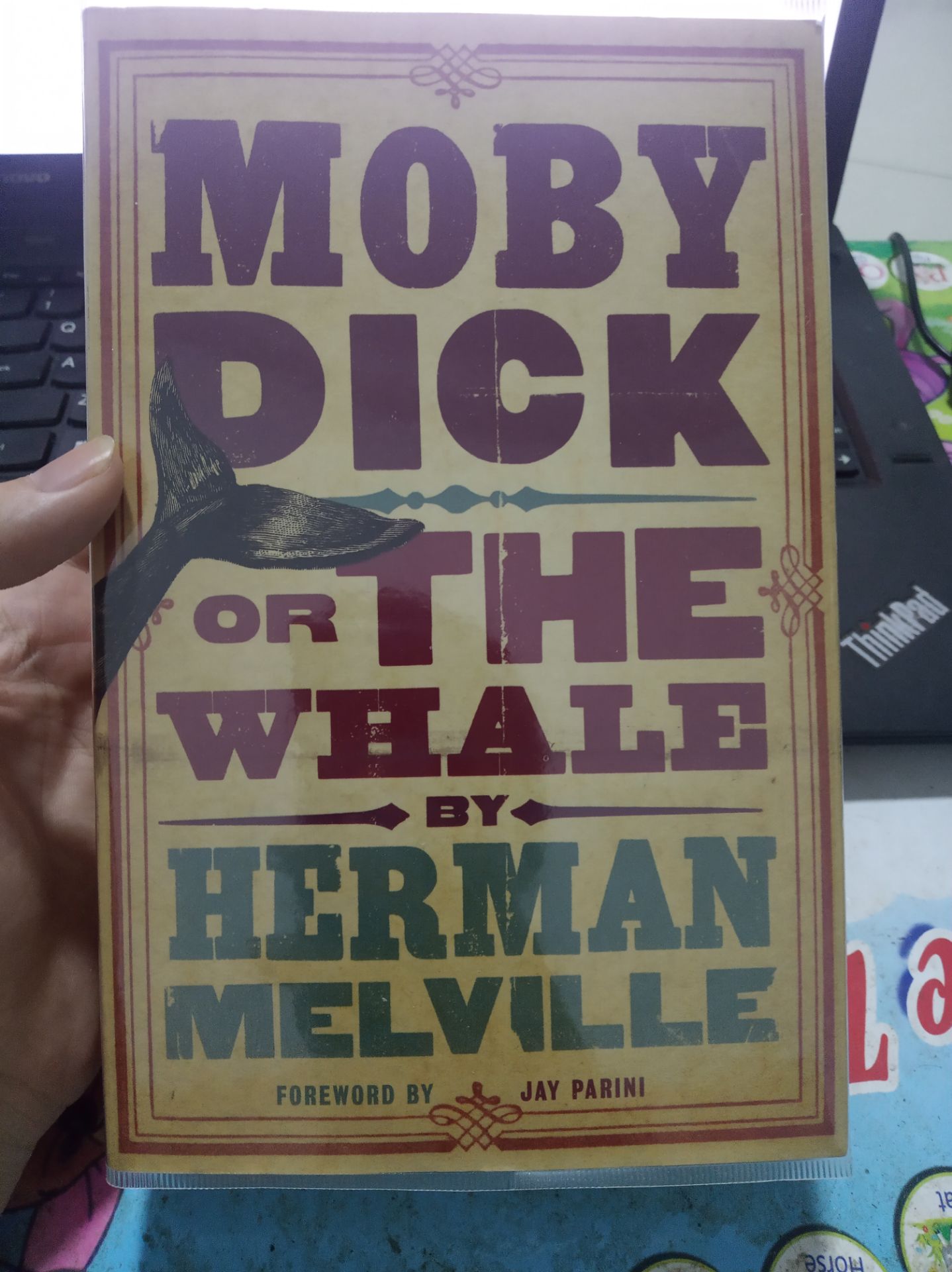 Giao hàng nhanh, sách chất lượng tốt, không có lỗi gì về hình thức. Giá cả quá rẻ cho một cuốn ngoại văn, lại còn là tác phẩm Moby Dick nổi tiếng.
Font chữ nhỏ hơn so với những cuốn sách tiếng Việt thông thường nhưng với một cuốn ngoại văn mà bìa đẹp, giấy tốt, giá rẻ như thế này thì không thể phàn nàn được. Hầu hết các cuốn ngoại văn bản đẹp, chữ to thì giá sẽ khá cao