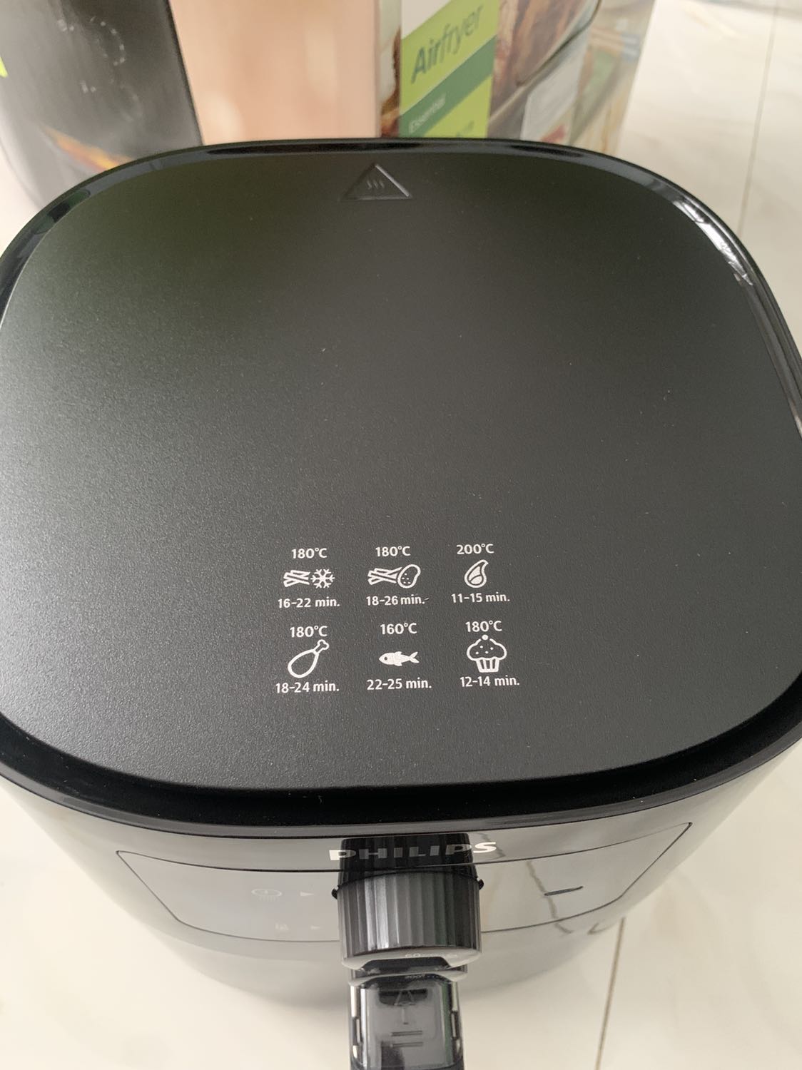 Hồi hận vì bây giờ mới mua nồi chiên không dầu. Nồi dung tích đủ cho 2 người ăn nhé, mình thấy công nghệ của Philips ổn lắm luôn, mình chiên khoai không cần lật mặt gì cả là chín đều luôn. Nồi không quá nóng dù mình chiên 200 độ trong 20p, rất xứng đáng giá tiền nha. Recommend bạn nào làm NVVP ko có nhiều thời gian cho việc bếp núc nhé!
