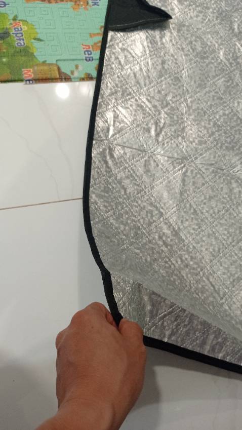 Quảng cáo mô tả có 2 dây thun 2 bên để tròng vào kính xe. Hàng thật thì lại không có. Quá chán