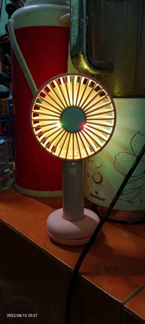 Con tôi rất thích. Có đèn led đổi màu liên tục rất đẹp. Giữ nút nguồn mở đèn. Muốn tắt về số 0. Giữ nút nguồn tắt đèn.