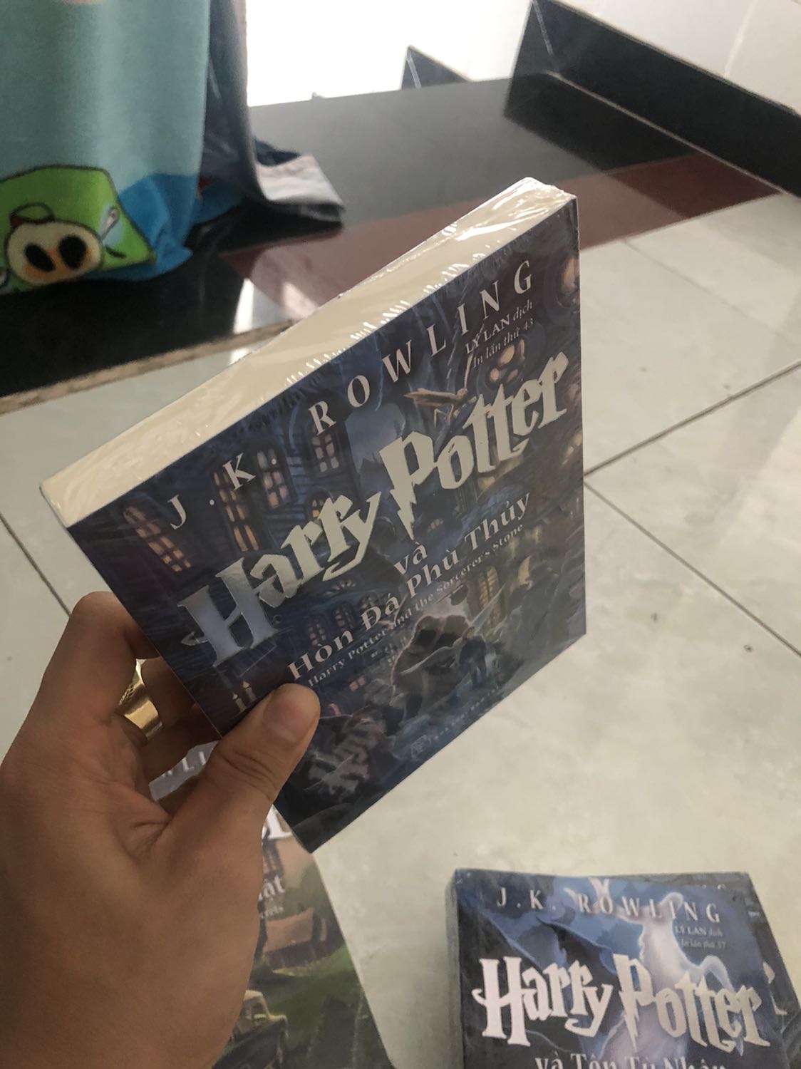 Cùng đứa em hùn vốn mua 4 cuốn này. 
May mắn là cuốn nào cũng mới tinh.
Mấy bữa nay chờ ship tới giờ lại phải chờ cho  đứa em đọc trước vì nó là cổ đông lớn.?