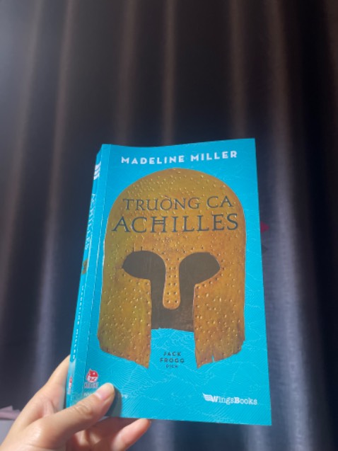 Giao hàng nhanh, sách bọc đẹp.
Đã đọc hoàn tất cuốn này. Cuốn này bắt đầu với khá nhiều nhân vật có những cái tên khó nhớ, mối quan hệ giữa các nhân vật cũng nhì nhằng. Đôi lúc tác giả nói vua xứ Ithaca thay cho Odysseus, thật sự là những cái tên quá là khó khăn với mình. Chưa bao giờ đọc 1 cuốn phải vẽ sơ đồ để nhớ. 
Nội dung nói về Achilles, được sinh ra từ người mẹ tiên biển và người cha phàm tốt bụng lại còn là king. Rồi thì tình yêu, lòng kiêu hãnh của chàng, những việc chàng phải nghe theo số phận. Đôi lúc thấy chàng đúng là kẻ bám váy mẹ. Mẹ chàng như mọi người mẹ khác, đểu mong con mình khoẻ mạnh, thành thần, vĩ đại. Điểm nữa mọi việc đều phải cúng tế, hiến lễ vật ( nghe như đút lót), sẽ có được ưu ái, sự bảo vệ của thần linh ( quan to lo cho dân nếu dân cống lễ nạp).