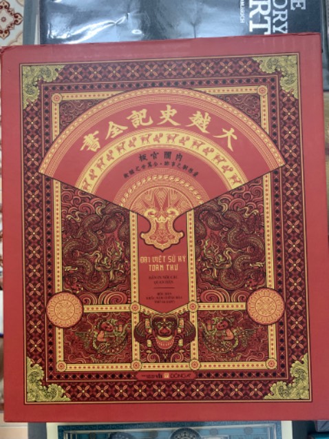 Boxset 2 cuốn to nặng và đẹp lắm. Sách bìa cứng, chất lượng giấy in tốt.
Mình mua đợt giảm 40%, giảm cũng không nhiều nhưng thích nên mua luôn.

Tiki gần đây đóng gói chất lượng hơn trước nhiều, thùng hàng lót 2 lớp carton, chèn mút khí xung quanh thùng, sách thì vừa cuốn màng căng rồi bọc chống sốc rồi lại cuốn thêm vài lớp màng căng nữa, trông rất chỉn chu. Hơi tiếc box mình bị móp ở góc(như hình) nhưng thấy Tiki đóng kĩ vậy nên có bị móp cũng không trách được vì boxset này khá nặng rủi ro cũng cao. 

Rất hài lòng với Tiki hiện tại: giá tốt, giao siêu nhanh, đóng gói tốt, shipper vui vẻ-nhiệt tình. Mong Tiki vẫn giữ chất lượng như này :D