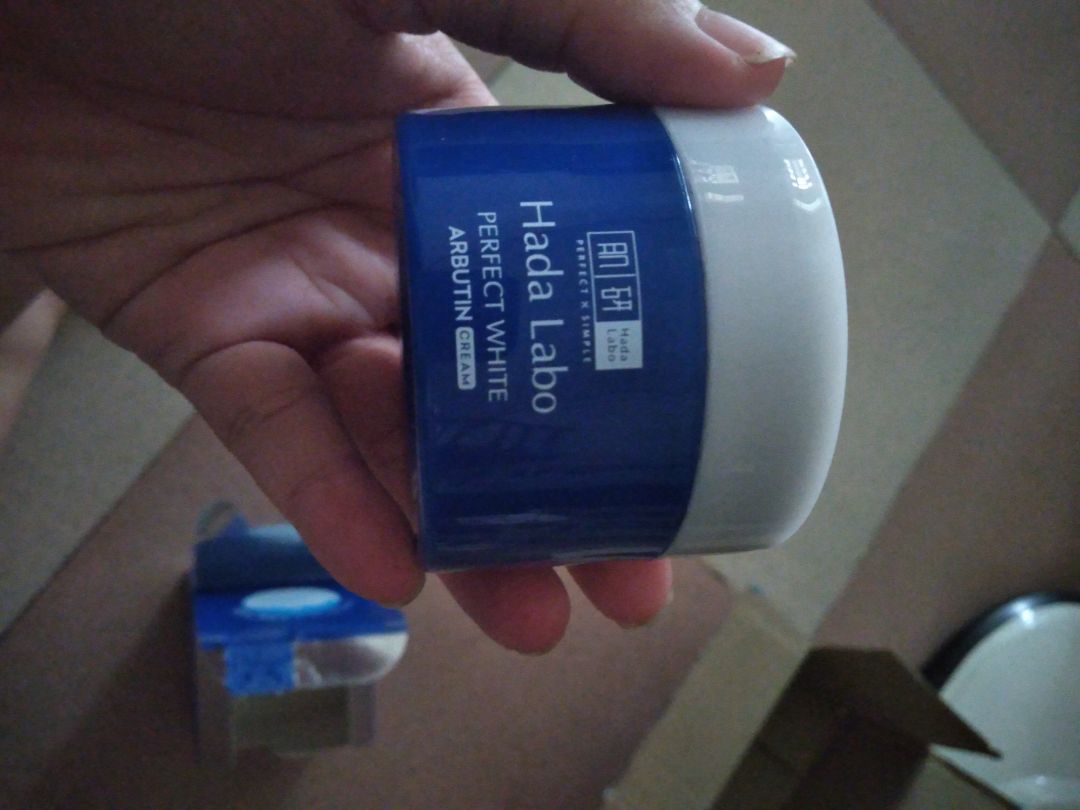 Chất kem mình thấy lướt trên da ko đc êm cho lắm, dù là da hhtd nhưng em này cấp ẩm ko đủ cho mình dùng trời nắng nóng có lẽ hợp hơn chứ mùa lạnh ko đủ đô, dù sao mình cũng mua dùng thử chắc sẽ ko mua lại. Trừ 2 sao vì Tiki giao hàng trễ 2 tháng nhé may là gói hàng còn nguyên vẹn :)