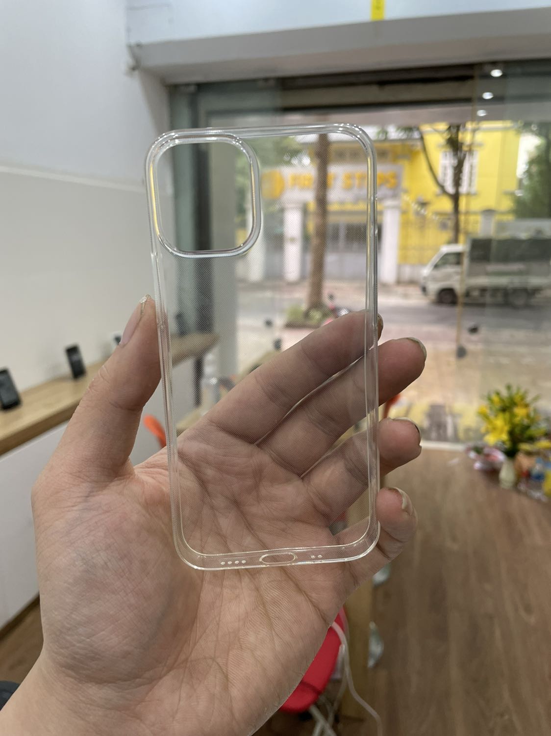 Ốp ngon lành, mỏng nhẹ. Bảo vệ thì tất nhiên chưa chắc đã ngon nhưng được cái mỏng nhẹ vừa vặn khoe máy ok