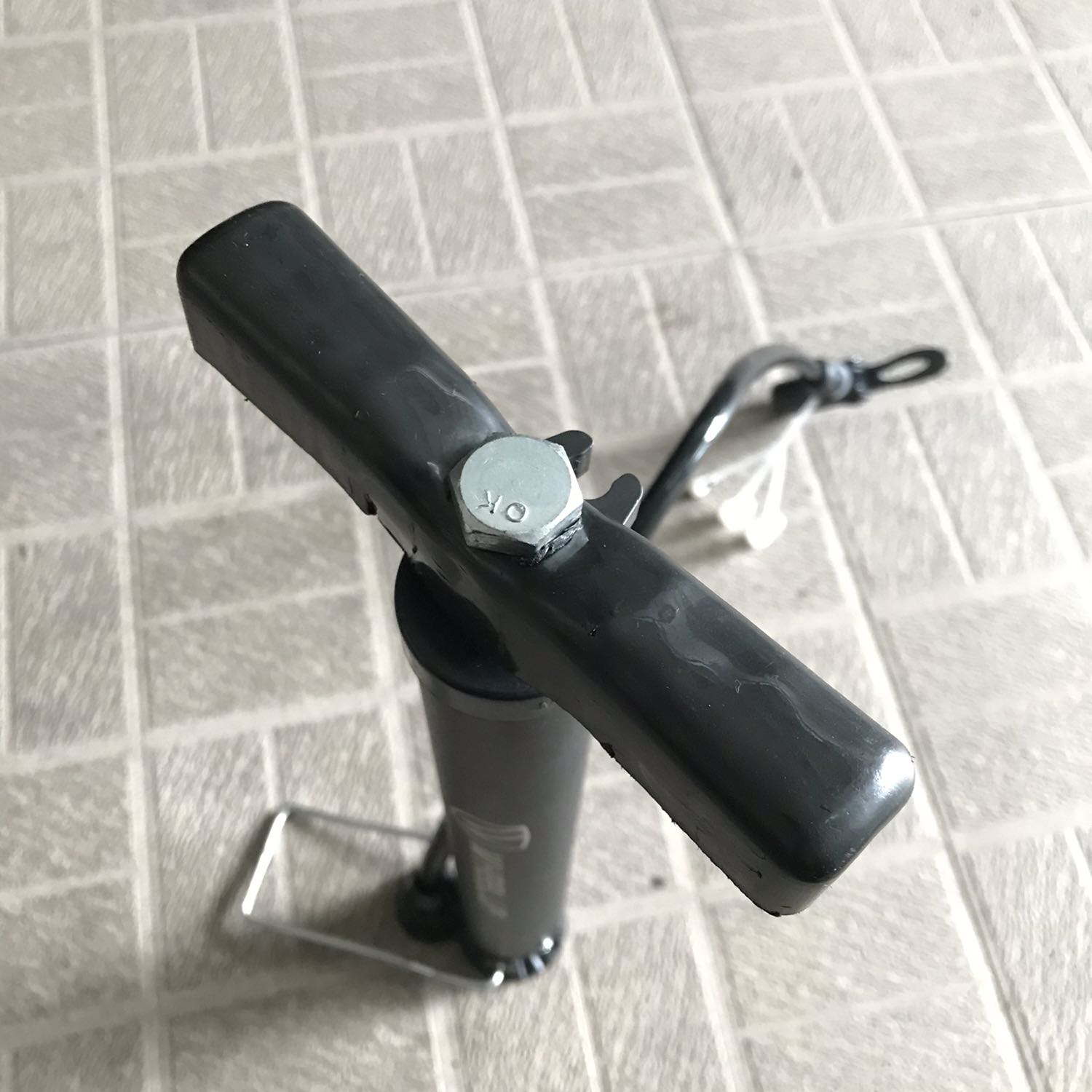 Sản phẩm bị lỗi, mất bộ phận nối tay cầm vào ống bơm. Đã gửi ý kiến qua *** cho Tiki, nhận được phản hồi là đang kiểm tra và cho khách hàng số đt của nhà cung cấp, nhưng gọi nhà cung cấp không được, tới nay 10 ngày vẫn không thấy ai gọi hỏi thăm. Nay rảnh tự chế lại để xài cho rồi.