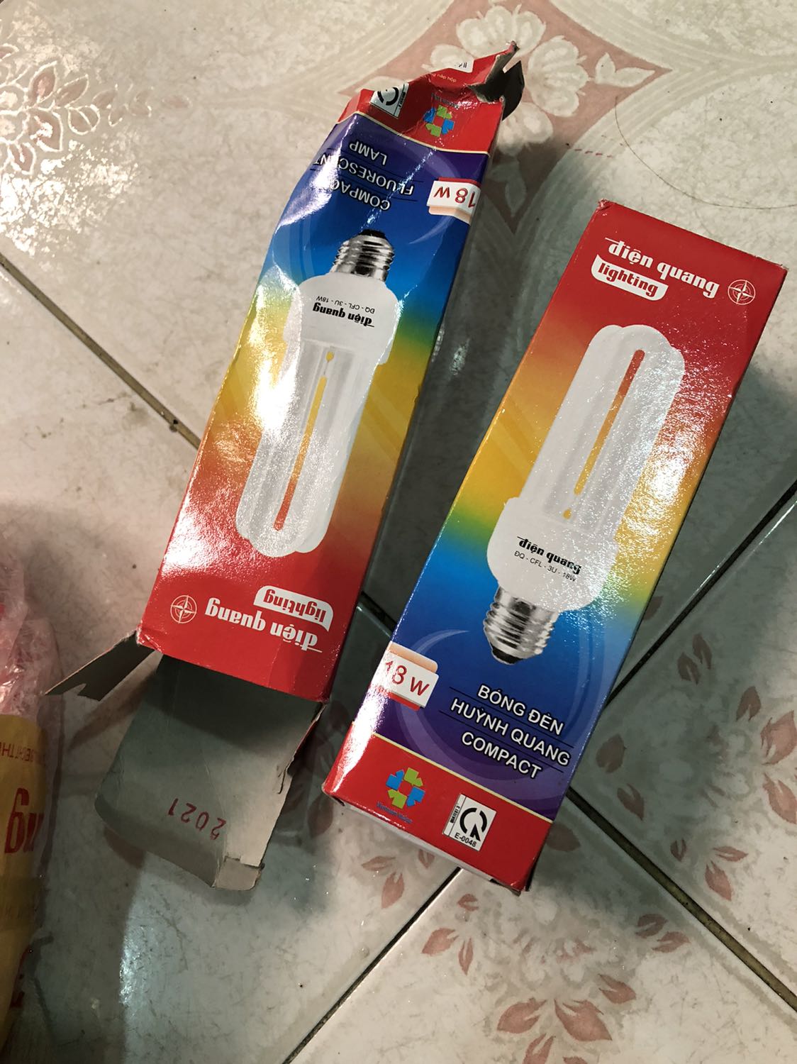 Mình mua 2 bóng đèn compact mà vừa giao tới là bể hết 1 cái luôn. Sao mà hộp móp méo ghê lắm!!
