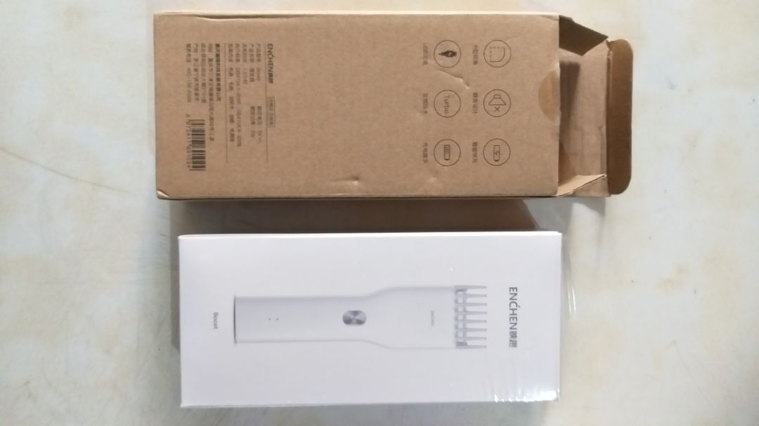 Giao hàng nhanh. Bao bì đẹp, trang trọng, đóng gói tốt, có cả thẻ bảo hành của nhà cung cấp. Nhân viên giao hàng lễ phép, nhiệt tình.
Sản phẩm hoàn thiện tốt, có dây sạc chổi vệ sinh, dầu bôi trơn đi kèm. Chưa cắm sạc, hớt hết 1 cái đầu vẫn còn pin. Máy chạy khá êm, cắt ngọt. Đầu đẹp hay xấu tùy tay nghề của bạn.
Chỉ phù hợp dùng trong gia đình, không được như tông đơ ngoài tiệm nhé