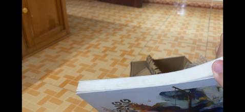 Hàng giao đến là sách cũ gãy góc, giấy trang lem luốc, bìa dính vệt bẩn, không bọc màng co, quá tệ hại