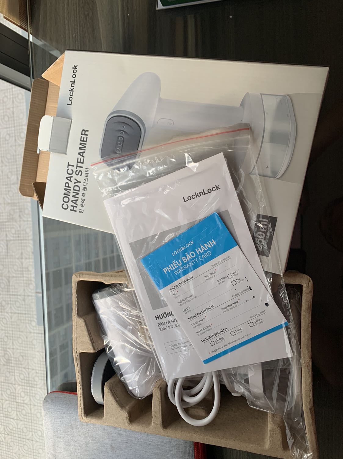 - thời gian giao hàng: nhanh
- đóng gói: cẩn thận, có lót chống sốc, đầy đủ phụ kiện
- ngoại quan sản phẩm: đẹp, chắc chắn
- sử dụng: ủi nhanh. Mới thử áo vải mỏng thấy cũng ok. Vải linen hay bị nhăn ủi ok
- nhược điểm: thiết kế không đổ hết nước đi được, ai có tính OCD thì chắc không chịu được