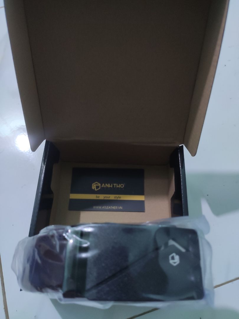 Hàng đóng hộp nhìn rất là xịn xò, mặt dây đẹp, dây tương đối dài phải cắt bỏ tầm 10cm mới đeo vừa.