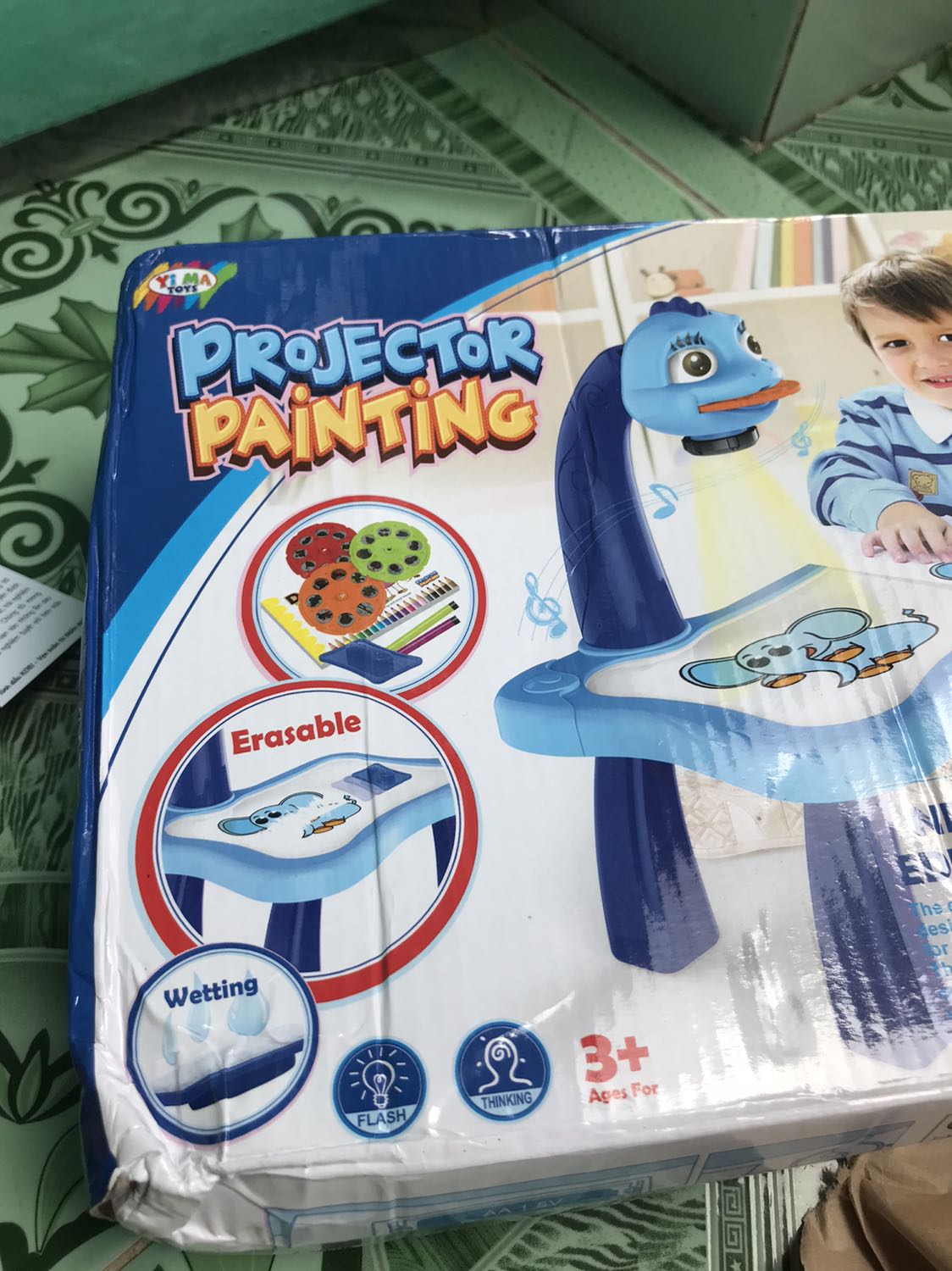 Đóng gói rất ẩu, nên khi nhận đc thùng bên ngoài móp hết, sp thì dính dơ , nhỏ hơn so với suy nghĩ khi nhìn thấy hình mô tả. Bé chưa 3 tuổi mà ngồi để chơi như chơi đồ hàng. Mình tưởng như bàn học ngồi vẽ cho thoải mái. Nhưng đc cái hình chiếu nét, giao hàng nhanh.