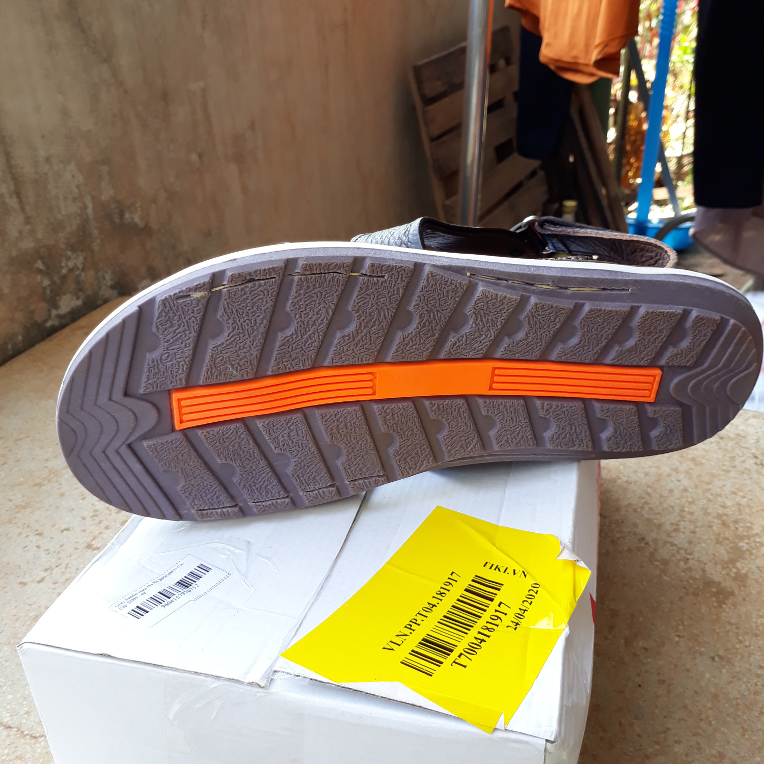 Sandal đi êm, chắc chắn. Quai mềm mại. Shop có hỗ trợ may luôn quai sandal.
Nhưng chắc đang may sandal mà bạn shipper đến lấy hàng nên vội quá đóng hàng luôn.Vì may mới  xong có 1 phía, phía còn lại mới tạo rãnh, chưa may được. Sandal đi êm, chắc chắn. Quai mềm mại. Shop có hỗ trợ may luôn quai sandal.
Nhưng chắc đang may sandal mà bạn shipper đến lấy hàng nên vội quá đóng hàng luôn.Vì may mới  xong có 1 phía, phía còn lại mới tạo rãnh, chưa may được.