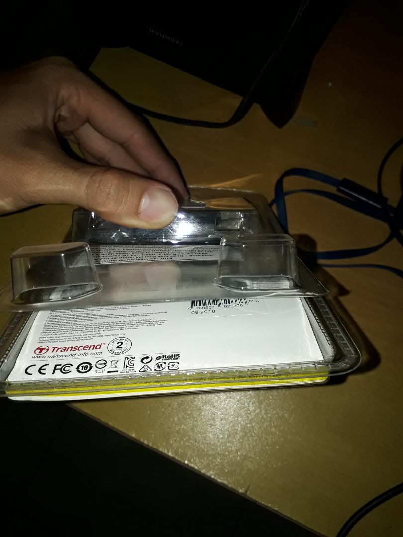 Tiếc là này không phải tiki trading phân phối nên vẫn bị tháo ra dán tem bảo hành... xài tốt, không bị nóng, tốc độ đọc ghi nhanh, dây kết nối hơi ngắn.