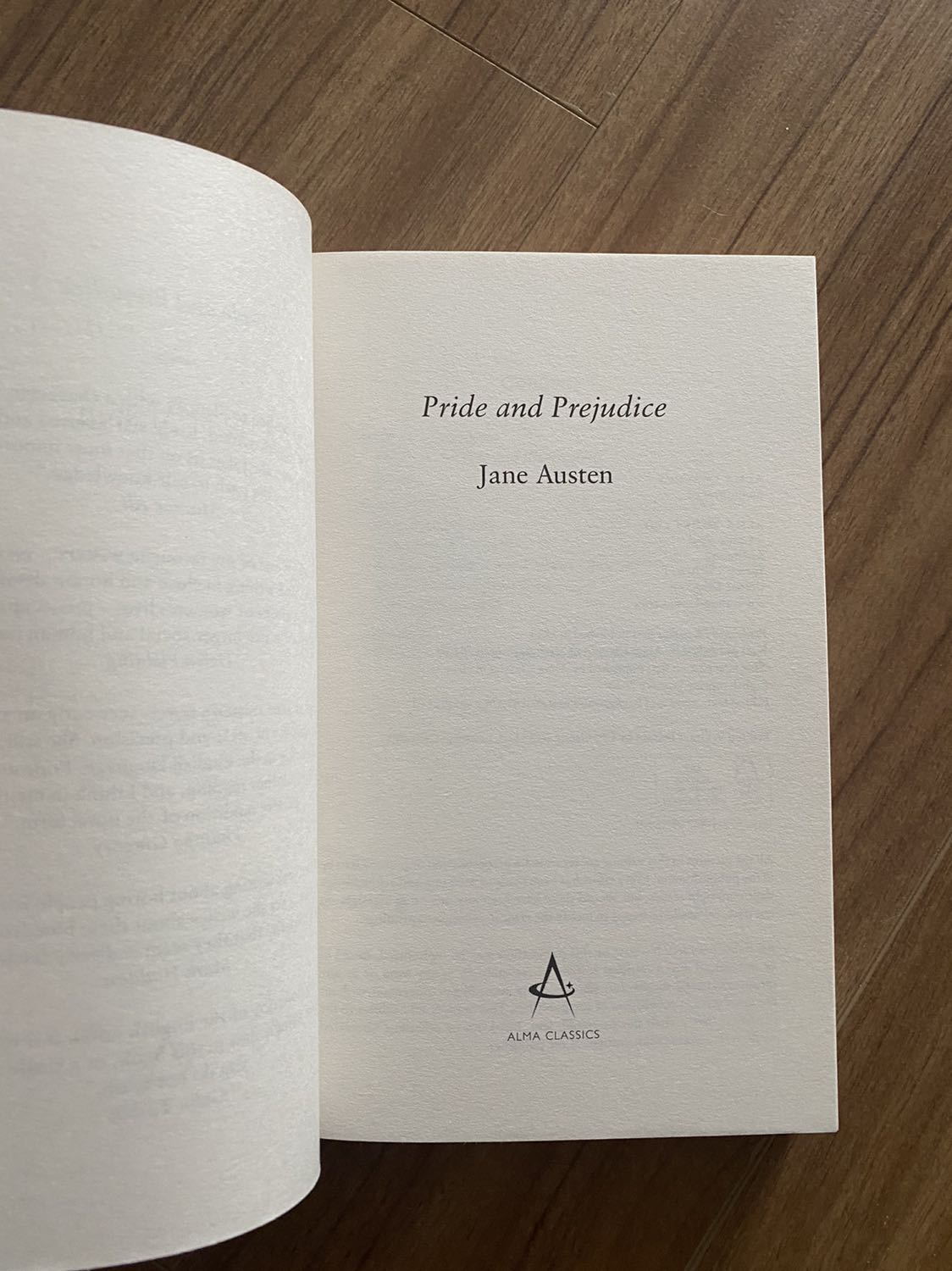 Bìa sách không đẹp lắm nhưng chất lượng giấy và kích cỡ thì vừa vặn với mình. Giấy vàng thơm và font chữ dễ đọc.
Pride and Prejudice là một trong những tác phẩm kinh điển của Jane Austen, đã chuyển thể thành phim, nhưng đọc sách dĩ nhiên là thích hơn.