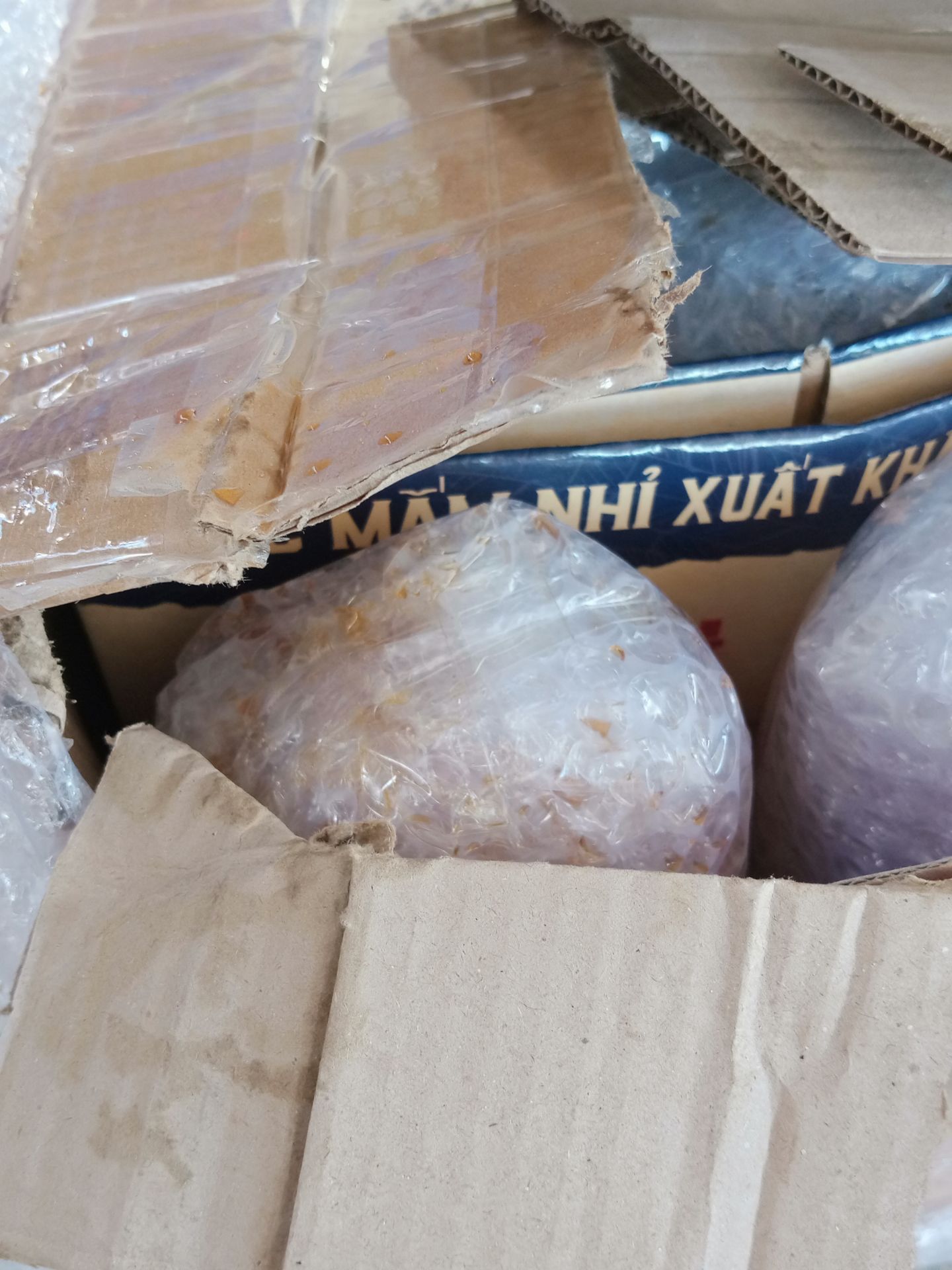 nước mắm chai thủy tinh nhưng đóng gói rất sơ sài, không hề có chữ hàng dễ vỡ. nhận được hàng mắm bể đổ ướt hết cả thùng thấm ra ngoài, nhắn tin hỏi shop giải quyết nhưng shop đọc tin nhắn ko trả lời. Khâu đóng gói và chăm sóc khách quá kém, còn chất lượng thì chưa biết vì còn để nguyên đó chưa khui ra