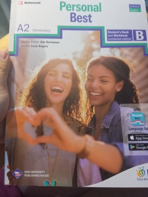 Sách giá ổn, đóng gói kỹ và giao hàng nhanh. Nội dung học có mã code nên có nhiều tài liệu hơn. Chủ yếu nội dung là bài nghe cấp độ trung bình dễ học cho người mất gốc.