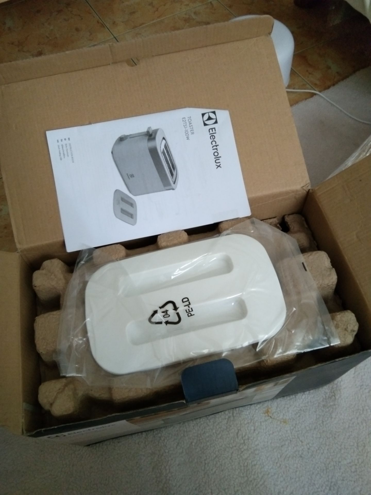 Máy to hơn mình nghĩ nhưng rất đẹp và xịn xò. Quá hời khi mua được với mức giá sale. Để bánh vừa giòn tới mà không bị cháy xém màu nâu thì nên chỉnh ở mức 2 , bánh khô vừa và độ giòn vừa phải. Giao hàng nhanh chóng.